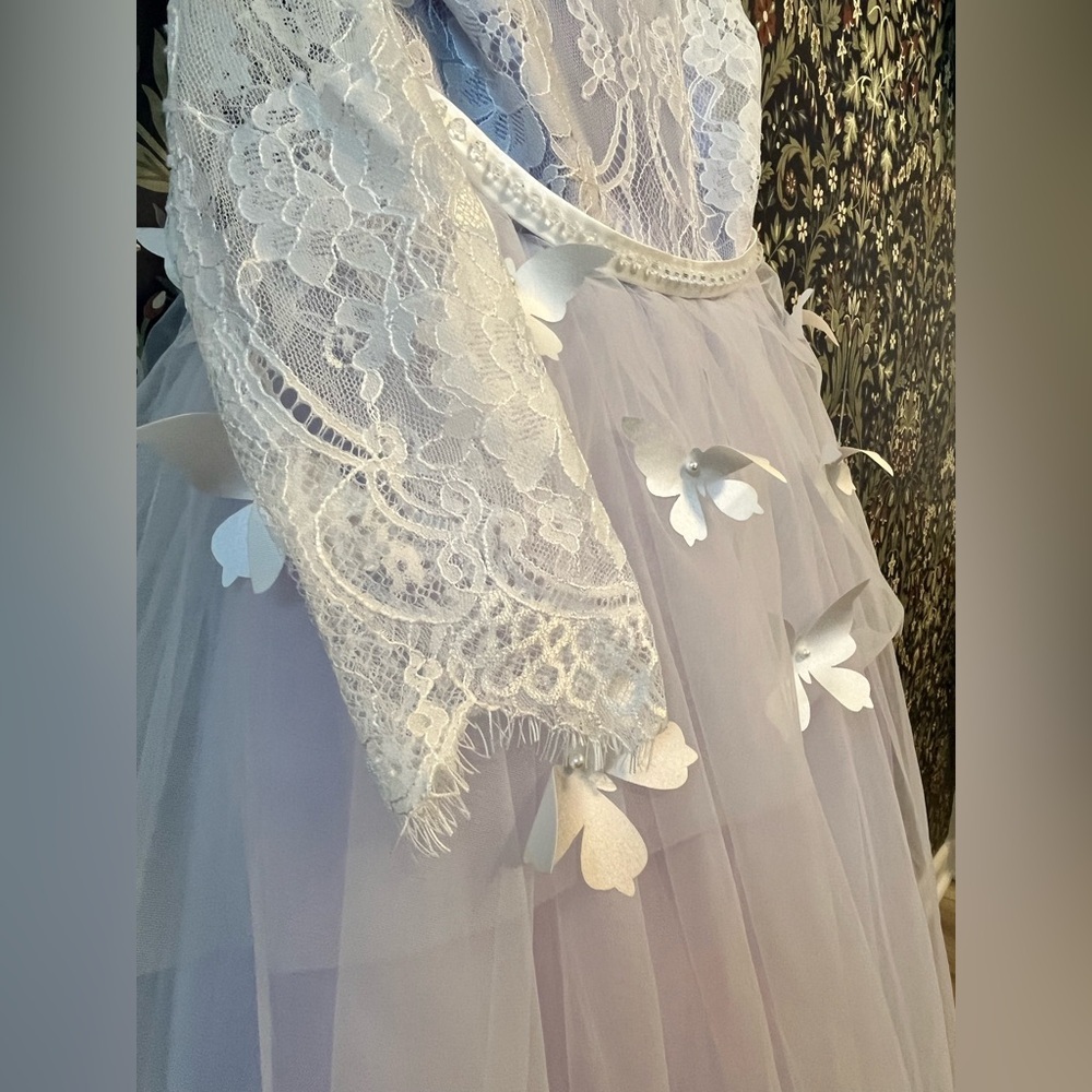Girls Elegant Butterfly White Lace and Lavender Tulle Dress - Picture 2 of 8